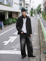 詳細画像: ラペルとカーブパネルのディテール展示
モデル画像: モデルが着用したスーツの全体スタイル展示