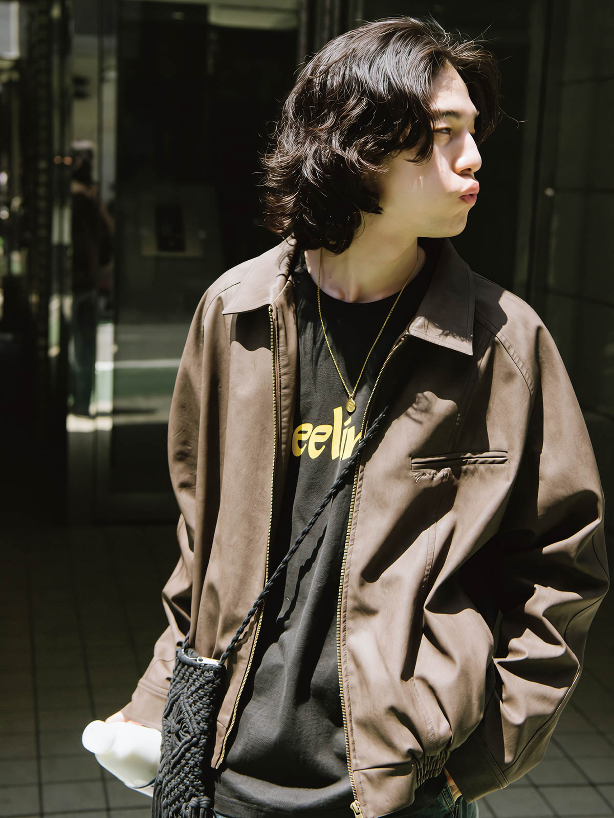 詳細画像: ラグランスリーブデザインとウォッシュドレザーのディテール表示
モデル画像: モデルが着用したライダース風レザージャケットの全体スタイリング