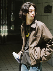 詳細画像: ラグランスリーブデザインとウォッシュドレザーのディテール表示
モデル画像: モデルが着用したライダース風レザージャケットの全体スタイリング