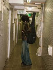 詳細画像: 手擦り加工による斑驳なウォッシュ質感のディテール展示
モデル画像: モデルが着用したヴィンテージマイラードジャケットのスタイリング例