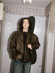 詳細画像: 手擦り加工による斑驳なウォッシュ質感のディテール展示
モデル画像: モデルが着用したヴィンテージマイラードジャケットのスタイリング例