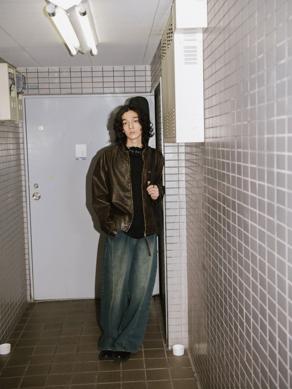 詳細画像: 手擦り加工による斑驳なウォッシュ質感のディテール展示
モデル画像: モデルが着用したヴィンテージマイラードジャケットのスタイリング例