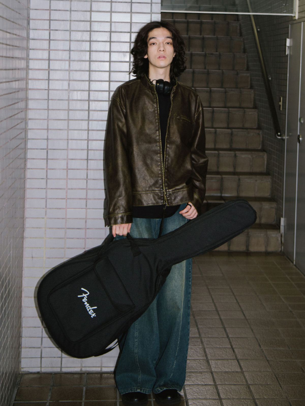 詳細画像: 手擦り加工による斑驳なウォッシュ質感のディテール展示
モデル画像: モデルが着用したヴィンテージマイラードジャケットのスタイリング例