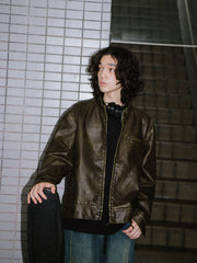 詳細画像: 手擦り加工による斑驳なウォッシュ質感のディテール展示
モデル画像: モデルが着用したヴィンテージマイラードジャケットのスタイリング例