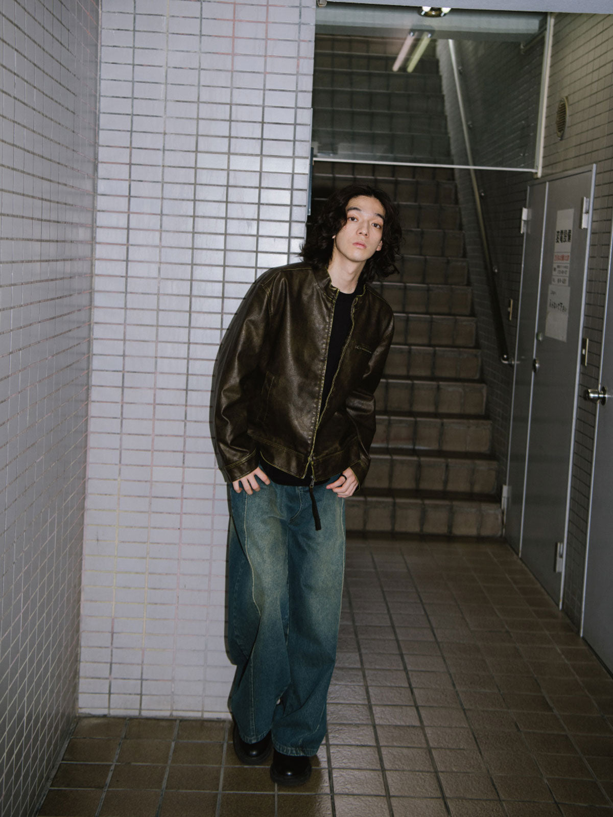 詳細画像: 手擦り加工による斑驳なウォッシュ質感のディテール展示
モデル画像: モデルが着用したヴィンテージマイラードジャケットのスタイリング例