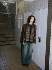 詳細画像: 手擦り加工による斑驳なウォッシュ質感のディテール展示
モデル画像: モデルが着用したヴィンテージマイラードジャケットのスタイリング例