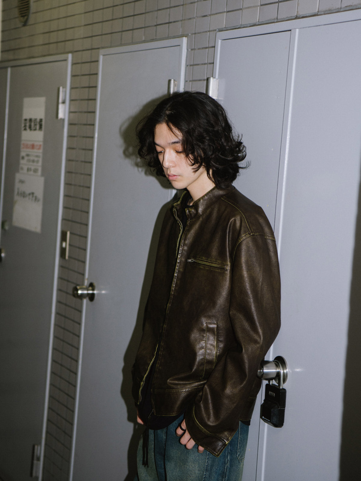 詳細画像: 手擦り加工による斑驳なウォッシュ質感のディテール展示
モデル画像: モデルが着用したヴィンテージマイラードジャケットのスタイリング例