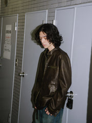 詳細画像: 手擦り加工による斑驳なウォッシュ質感のディテール展示
モデル画像: モデルが着用したヴィンテージマイラードジャケットのスタイリング例