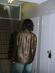 詳細画像: 手擦り加工による斑驳なウォッシュ質感のディテール展示
モデル画像: モデルが着用したヴィンテージマイラードジャケットのスタイリング例