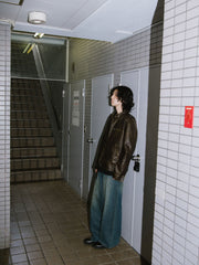 詳細画像: 手擦り加工による斑驳なウォッシュ質感のディテール展示
モデル画像: モデルが着用したヴィンテージマイラードジャケットのスタイリング例