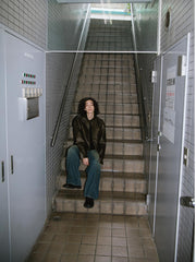 詳細画像: 手擦り加工による斑驳なウォッシュ質感のディテール展示
モデル画像: モデルが着用したヴィンテージマイラードジャケットのスタイリング例