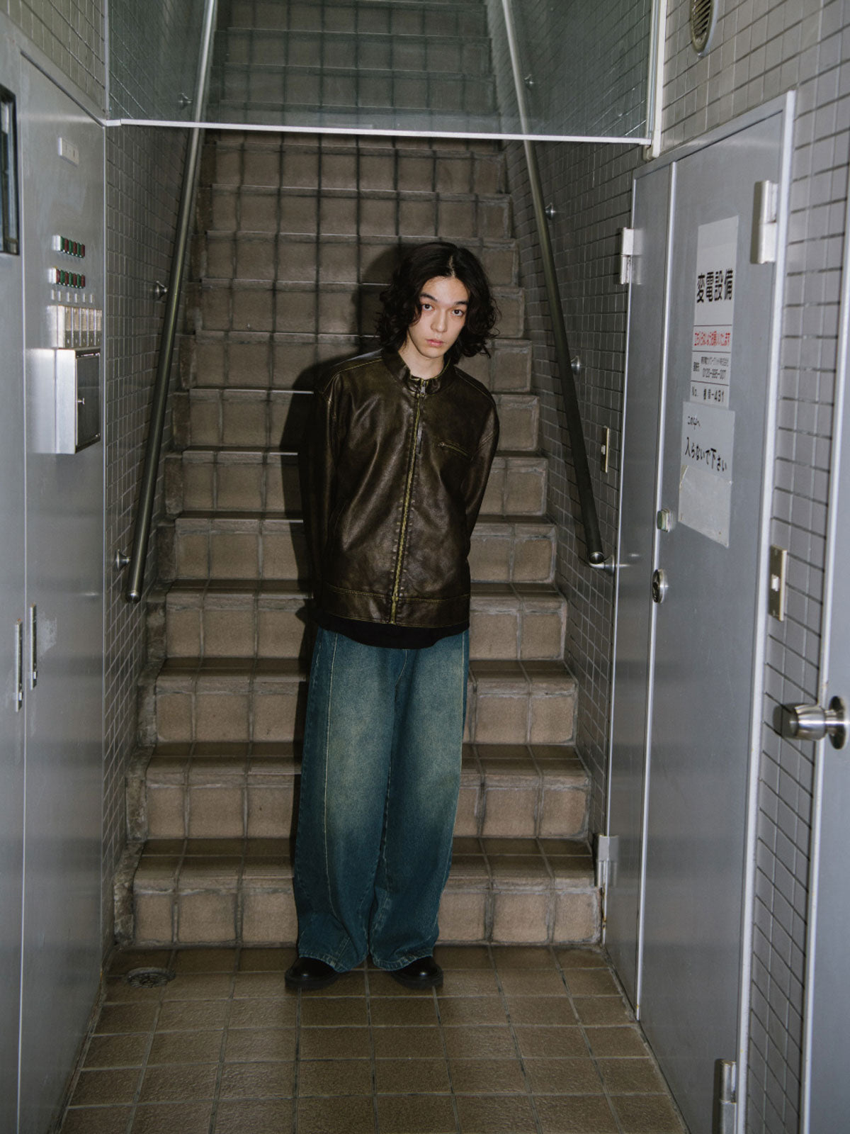 詳細画像: 手擦り加工による斑驳なウォッシュ質感のディテール展示
モデル画像: モデルが着用したヴィンテージマイラードジャケットのスタイリング例