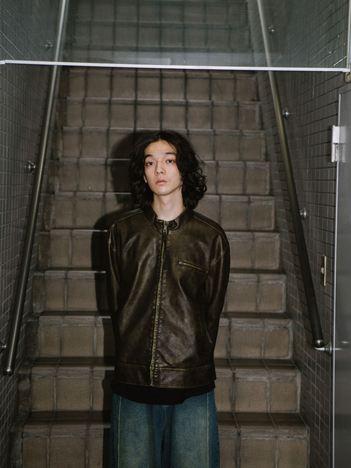 詳細画像: 手擦り加工による斑驳なウォッシュ質感のディテール展示
モデル画像: モデルが着用したヴィンテージマイラードジャケットのスタイリング例