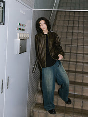 詳細画像: 手擦り加工による斑驳なウォッシュ質感のディテール展示
モデル画像: モデルが着用したヴィンテージマイラードジャケットのスタイリング例