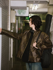 詳細画像: 手擦り加工による斑驳なウォッシュ質感のディテール展示
モデル画像: モデルが着用したヴィンテージマイラードジャケットのスタイリング例