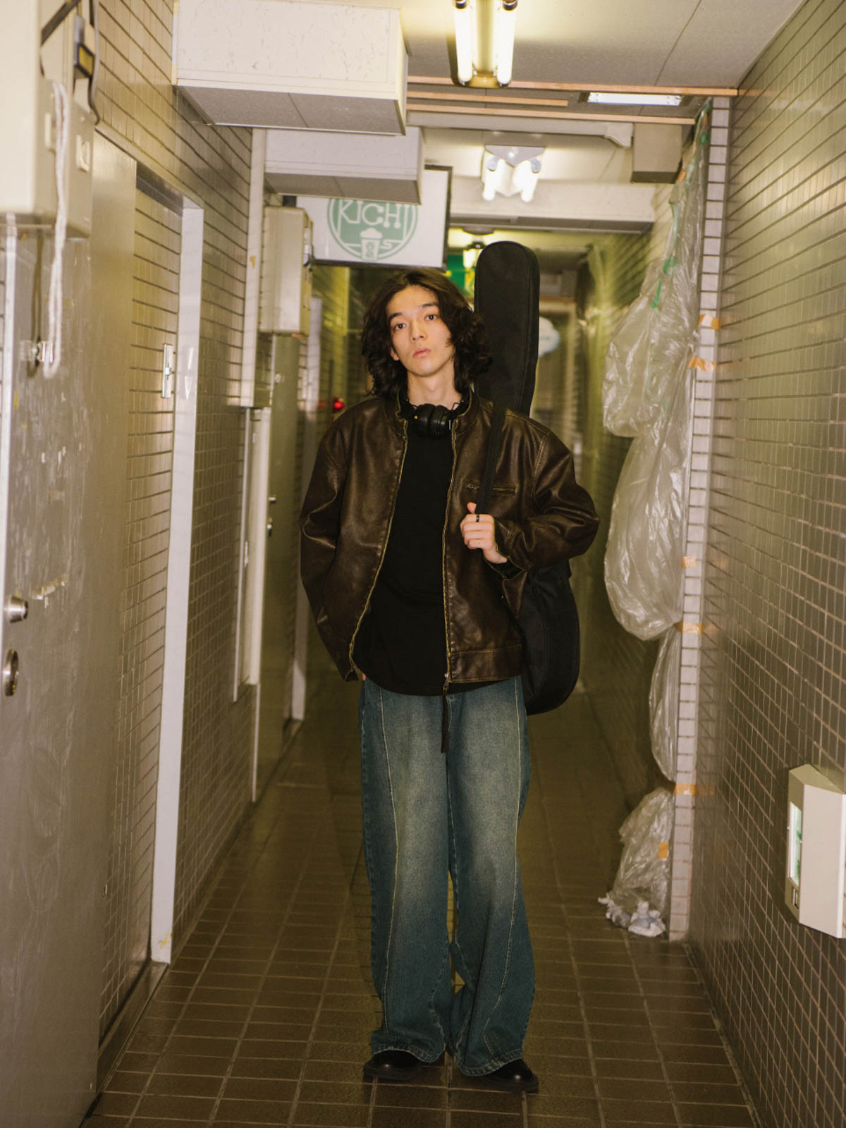 詳細画像: 手擦り加工による斑驳なウォッシュ質感のディテール展示
モデル画像: モデルが着用したヴィンテージマイラードジャケットのスタイリング例