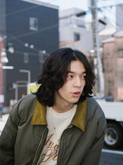 詳細画像: コーデュロイ襟とダブルジッパーデザインのディテール展示
モデル画像: モデルが着用したヴィンテージワークチェックコットンジャケットのコーディネート例