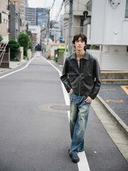 製品画像: ダブルトラックアーチカットウォッシュドデニムパンツ、ヴィンテージスタイル、美しい脚のライン
詳細画像: アーチカットデザイン、ウォッシュ加工、ダブルトラックステッチ