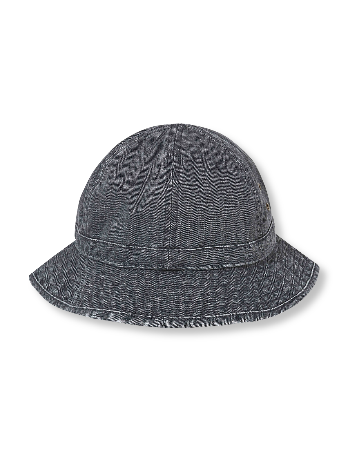 製品画像: ヘリンボーンジャングルバケットハットの正面全体図
詳細画像: 帽子のブリム内側のヴィンテージ風レタープリントとシャンブレー裏地のディテール