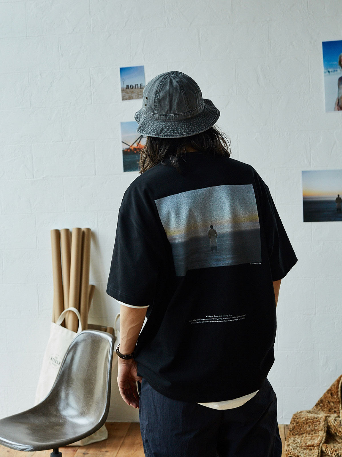 詳細画像: 帽子のブリム内側のヴィンテージ風レタープリントとシャンブレー裏地のディテール
モデル画像: ジャングルバケットハットを着用したモデルのスタイリング例