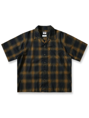 製品画像: ブラウンチェック柄のキューバカラー半袖シャツの全体像を正面から撮影した画像
詳細画像: シャツのキャッツアイボタンとチェック柄のディテールをクローズアップした画像