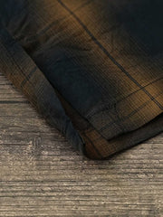 製品画像: ブラウンチェック柄のキューバカラー半袖シャツの全体像を正面から撮影した画像
詳細画像: シャツのキャッツアイボタンとチェック柄のディテールをクローズアップした画像