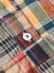製品画像: チェック柄切り替え半袖シャツの全体画像。シャツの全体的なシルエットとデザインが強調されています。
詳細画像: シャツの白い四つ穴ボタンとウサギの刺繍のディテール画像。