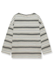 製品画像: 強撚綿ストライプ長袖Tシャツの全体像を正面から撮影した画像
詳細画像: ボートネックデザインと肩の補強ディテールをクローズアップした画像