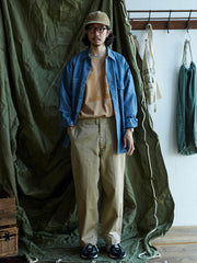 詳細画像: クラシックなひび割れ風ナンバープリントとドロップショルダーのディテールをクローズアップした画像
モデル画像: モデルが着用したヴィンテージ杢調ラグビー長袖Tシャツのフィット感とスタイリングを示す画像