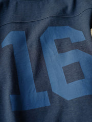 製品画像: ヴィンテージ感漂う杢調ラグビー長袖Tシャツの全体像を正面から撮影した画像
詳細画像: クラシックなひび割れ風ナンバープリントとドロップショルダーのディテールをクローズアップした画像