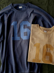 製品画像: ヴィンテージ感漂う杢調ラグビー長袖Tシャツの全体像を正面から撮影した画像
詳細画像: クラシックなひび割れ風ナンバープリントとドロップショルダーのディテールをクローズアップした画像