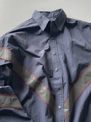 製品画像: アウトドア向けの通気性抜群な切り替え長袖カジュアルシャツの全体画像。シャツの全体的なシルエットとデザインが際立つ。
詳細画像: 切り替え部分と袖の赤いラインのディテール画像。シャツの質感とデザインが強調されています。