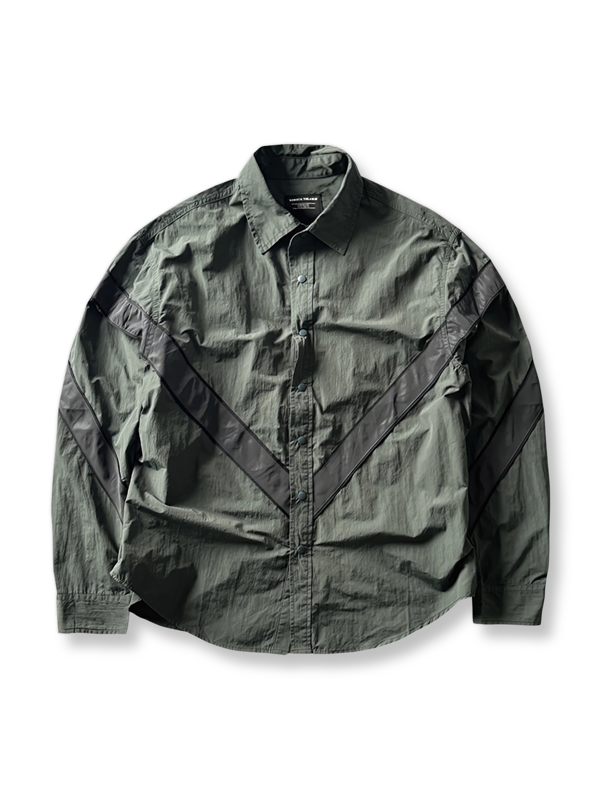 製品画像: アウトドア向けの通気性抜群な切り替え長袖カジュアルシャツの全体画像。シャツの全体的なシルエットとデザインが際立つ。
詳細画像: 切り替え部分と袖の赤いラインのディテール画像。シャツの質感とデザインが強調されています。