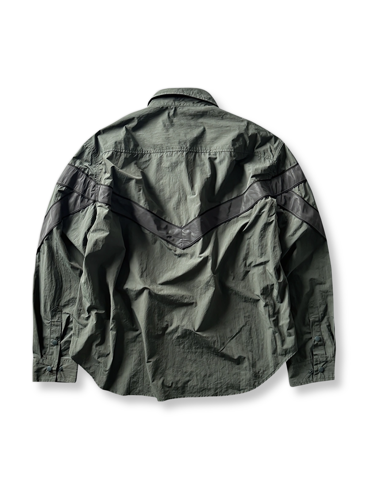 製品画像: アウトドア向けの通気性抜群な切り替え長袖カジュアルシャツの全体画像。シャツの全体的なシルエットとデザインが際立つ。
詳細画像: 切り替え部分と袖の赤いラインのディテール画像。シャツの質感とデザインが強調されています。