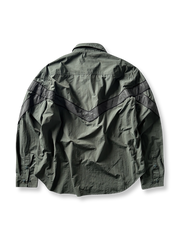 製品画像: アウトドア向けの通気性抜群な切り替え長袖カジュアルシャツの全体画像。シャツの全体的なシルエットとデザインが際立つ。
詳細画像: 切り替え部分と袖の赤いラインのディテール画像。シャツの質感とデザインが強調されています。