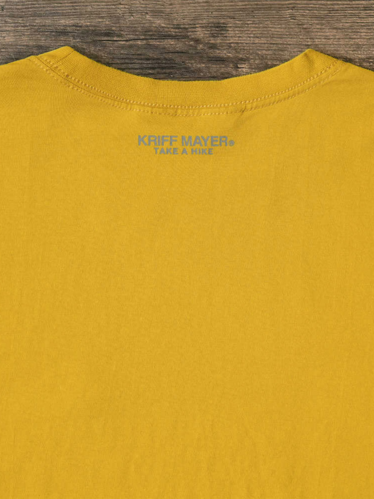 製品画像: ハイキングラビット刺繍クルーネック長袖Tシャツの全体像を正面から撮影した画像
詳細画像: 胸元のラビット刺繍ディテールをクローズアップした画像