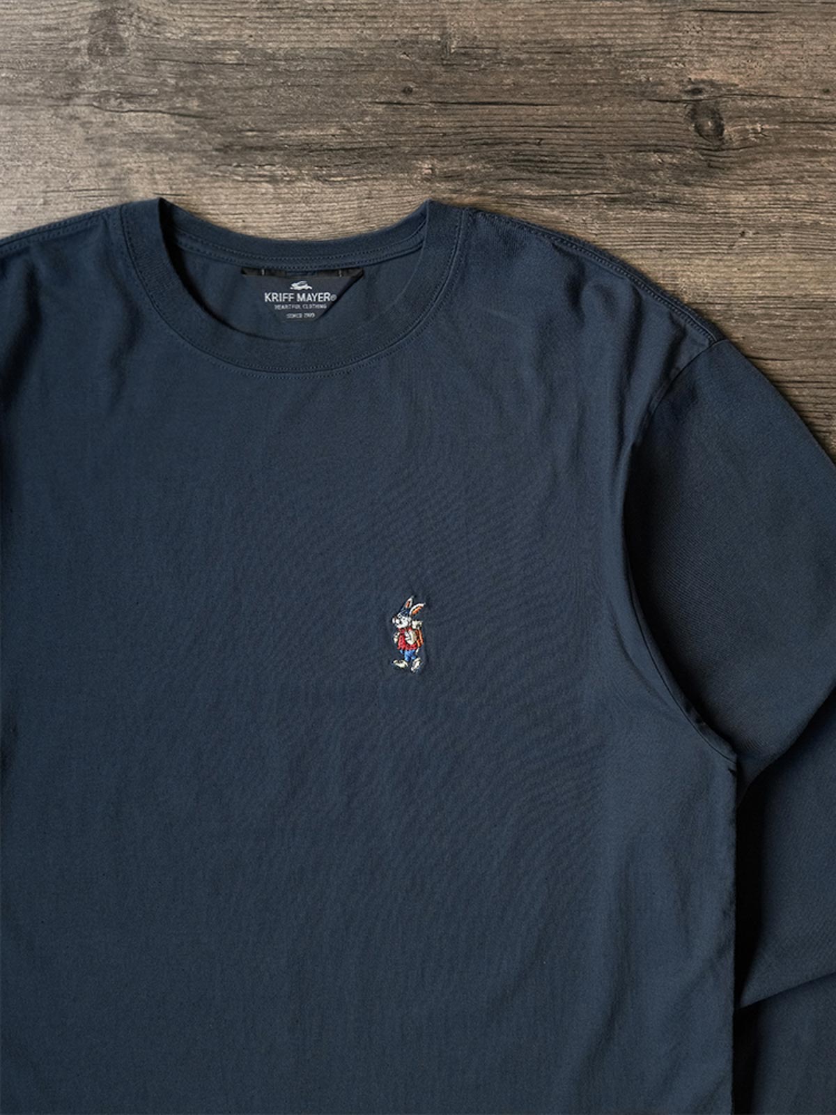 製品画像: ハイキングラビット刺繍クルーネック長袖Tシャツの全体像を正面から撮影した画像
詳細画像: 胸元のラビット刺繍ディテールをクローズアップした画像