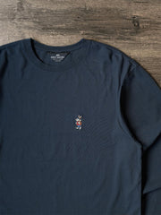 製品画像: ハイキングラビット刺繍クルーネック長袖Tシャツの全体像を正面から撮影した画像
詳細画像: 胸元のラビット刺繍ディテールをクローズアップした画像