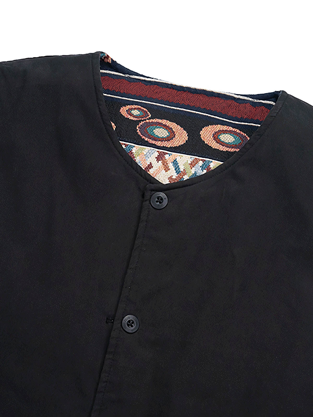 製品画像: THERMLLITEテクノロジーコットン使用のリバーシブルヴィンテージジャカードベストの正面図。高密度パールキャンバスとリブジャカードの両面デザインが特徴。
詳細画像: ヴィンテージジャカード内側とクラシックなフラワーボタンのディテールクローズアップ。THERMLLITE中綿で保温性を強化。