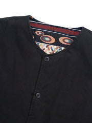 製品画像: THERMLLITEテクノロジーコットン使用のリバーシブルヴィンテージジャカードベストの正面図。高密度パールキャンバスとリブジャカードの両面デザインが特徴。
詳細画像: ヴィンテージジャカード内側とクラシックなフラワーボタンのディテールクローズアップ。THERMLLITE中綿で保温性を強化。