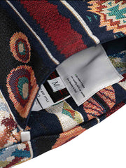 製品画像: THERMLLITEテクノロジーコットン使用のリバーシブルヴィンテージジャカードベストの正面図。高密度パールキャンバスとリブジャカードの両面デザインが特徴。
詳細画像: ヴィンテージジャカード内側とクラシックなフラワーボタンのディテールクローズアップ。THERMLLITE中綿で保温性を強化。