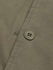 製品画像: THERMLLITEテクノロジーコットン使用のリバーシブルヴィンテージジャカードベストの正面図。高密度パールキャンバスとリブジャカードの両面デザインが特徴。
詳細画像: ヴィンテージジャカード内側とクラシックなフラワーボタンのディテールクローズアップ。THERMLLITE中綿で保温性を強化。