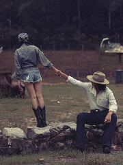 詳細画像: シャツの肩部ディテールとトライアングルレザー補強部分のクローズアップ。ダブルステッチと色織り生地が耐久性とスタイルを強調。
モデル画像: モデルが着用するアイボリー色の色織りストライプウエスタンシャツのスタイリング例。通勤やカジュアルシーンに最適。