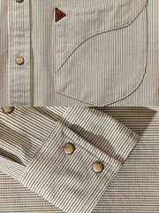 製品画像: アイボリー色のスナップボタン付きストライプシャツの正面図。ヴィンテージウエスタンデザインが特徴。
詳細画像: シャツの肩部ディテールとトライアングルレザー補強部分のクローズアップ。ダブルステッチと色織り生地が耐久性とスタイルを強調。