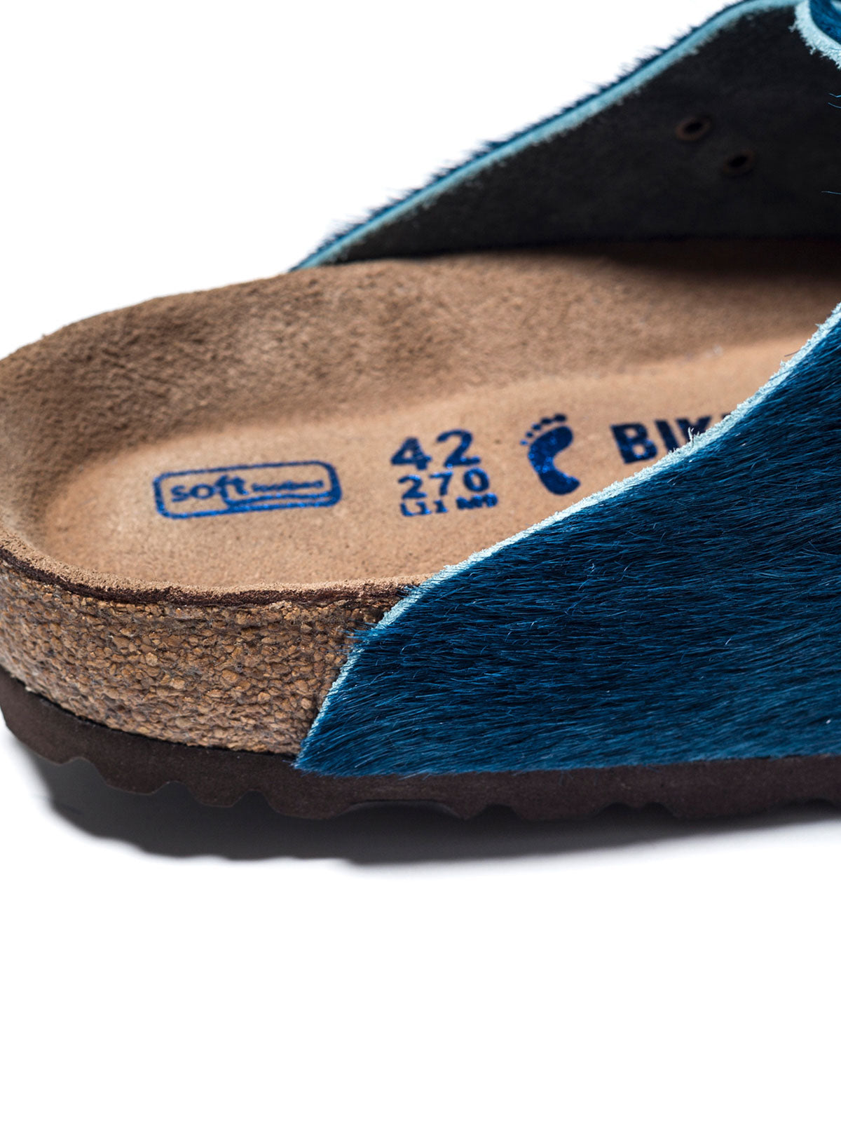 製品画像:藍染牛革ボストンシューズ、伝統的な藍染技術による深いブルーが特徴のカジュアルシューズ正面画像
詳細画像:藍染牛革シューズのディテール、ソールデザインと職人技が感じられる染色プロセスの詳細画像