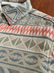 製品画像:民族風ジャカードコットン長袖シャツの正面写真
詳細画像:ジャカード生地のディテールとシャツのテクスチャのクローズアップ