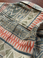 製品画像:民族風ジャカードコットン長袖シャツの正面写真
詳細画像:ジャカード生地のディテールとシャツのテクスチャのクローズアップ