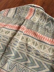 製品画像:民族風ジャカードコットン長袖シャツの正面写真
詳細画像:ジャカード生地のディテールとシャツのテクスチャのクローズアップ