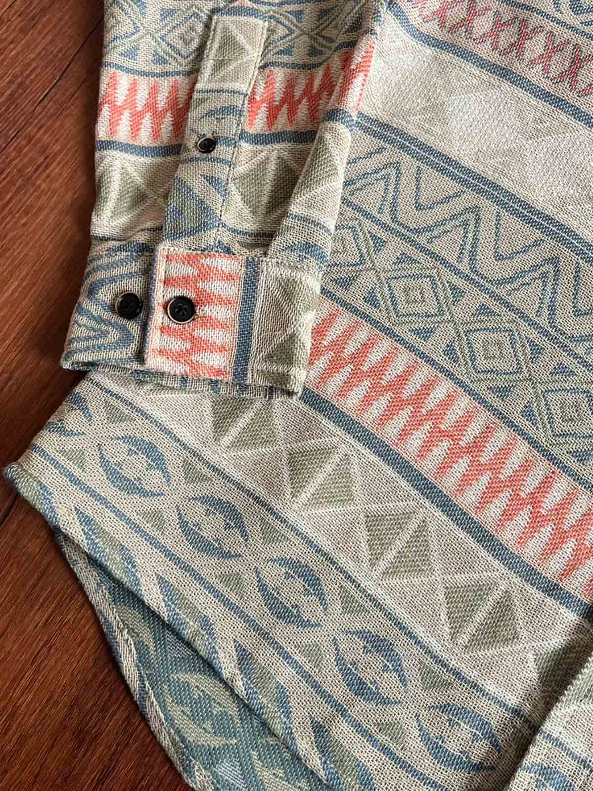 製品画像:民族風ジャカードコットン長袖シャツの正面写真
詳細画像:ジャカード生地のディテールとシャツのテクスチャのクローズアップ