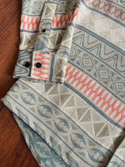 製品画像:民族風ジャカードコットン長袖シャツの正面写真
詳細画像:ジャカード生地のディテールとシャツのテクスチャのクローズアップ